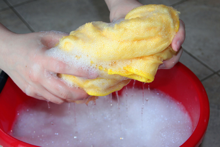 deep cleaning washing walls